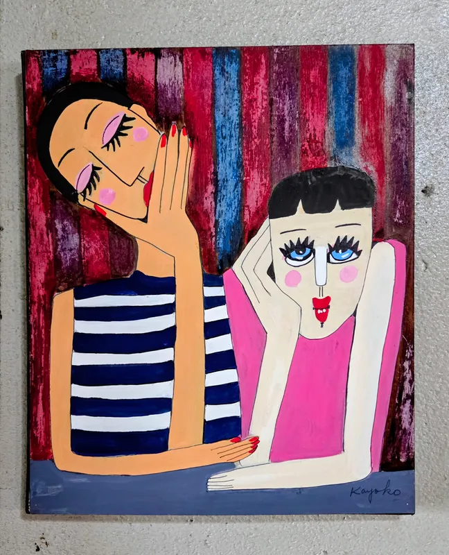 頬杖をつく女性