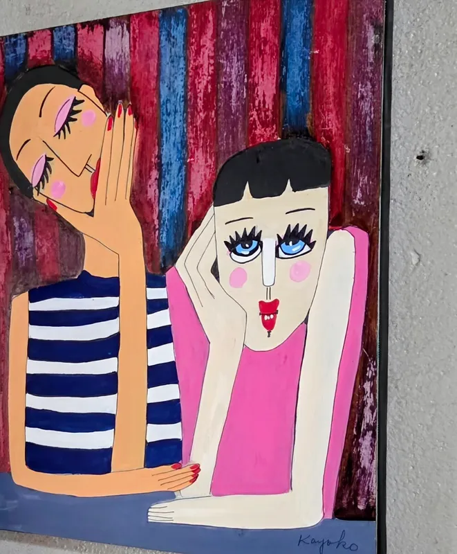 頬杖をつく女性