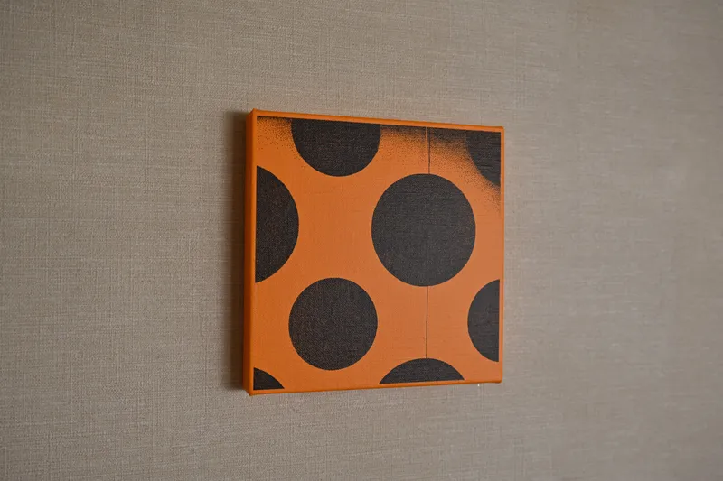 壁に描かれた水玉