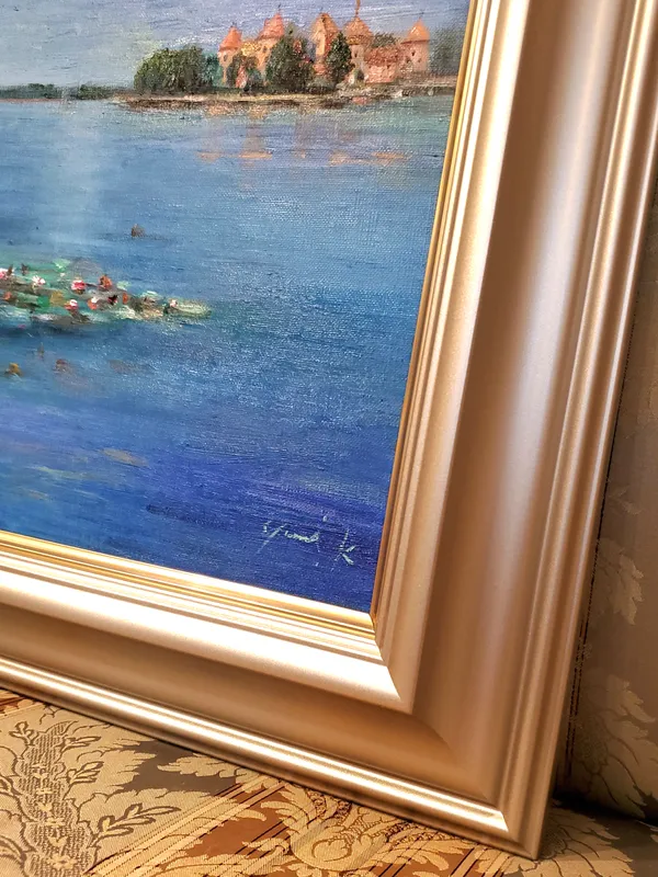 湖上に浮かぶトゥラカイ城