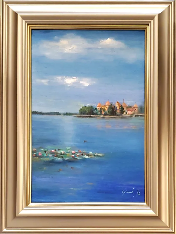 湖上に浮かぶトゥラカイ城