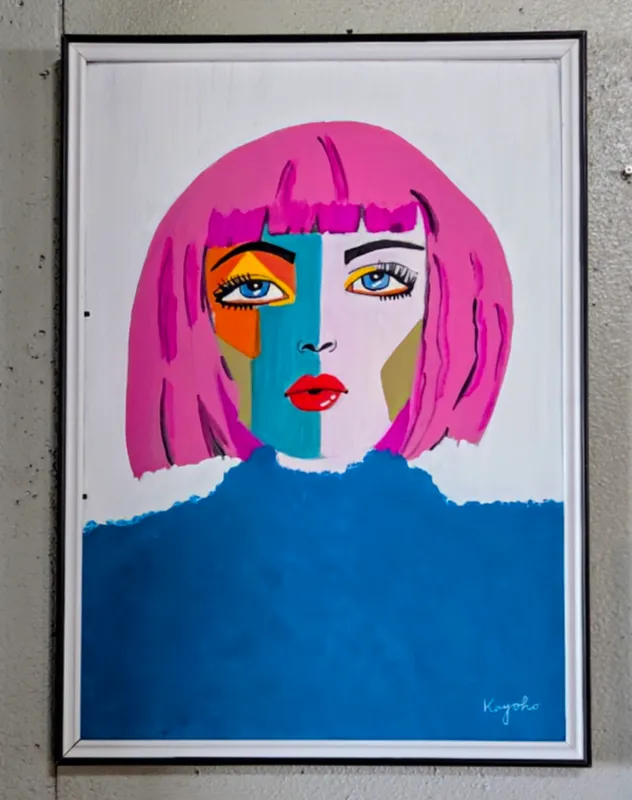 桃色の髪の女性