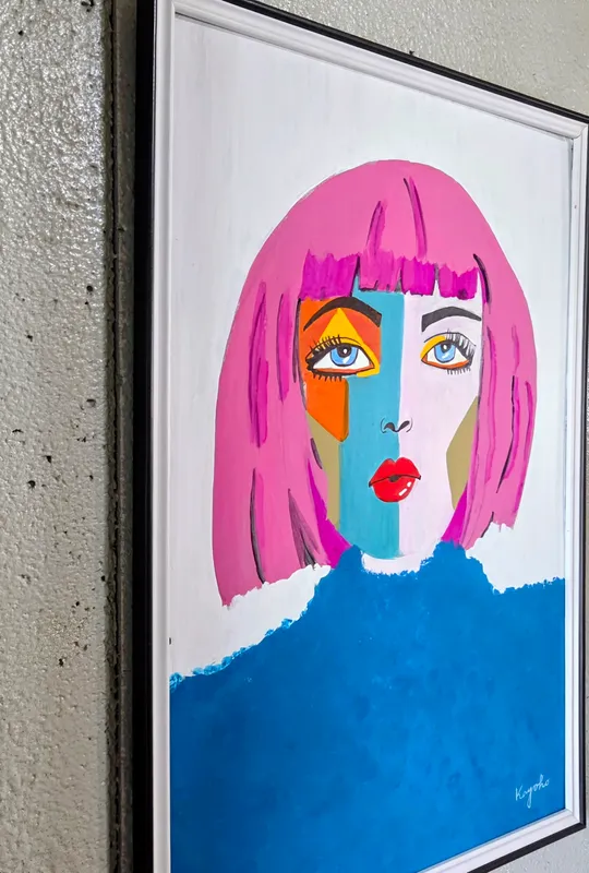 桃色の髪の女性