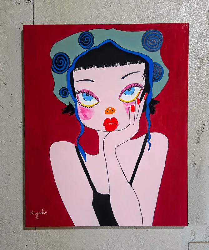 頬杖をつく女性