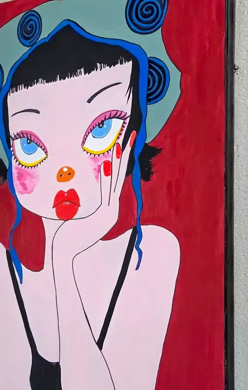 頬杖をつく女性