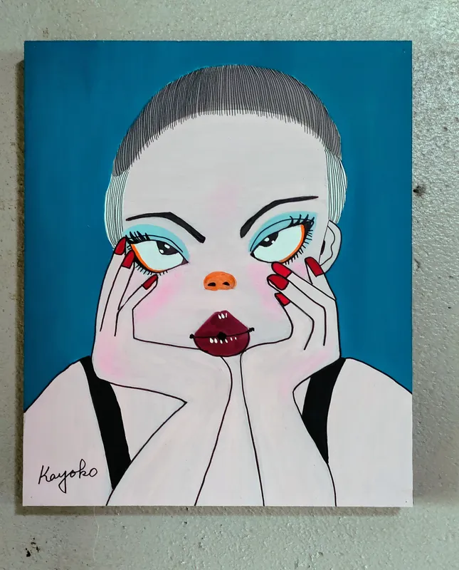 頬杖を付く女性