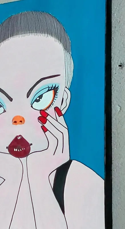 頬杖を付く女性