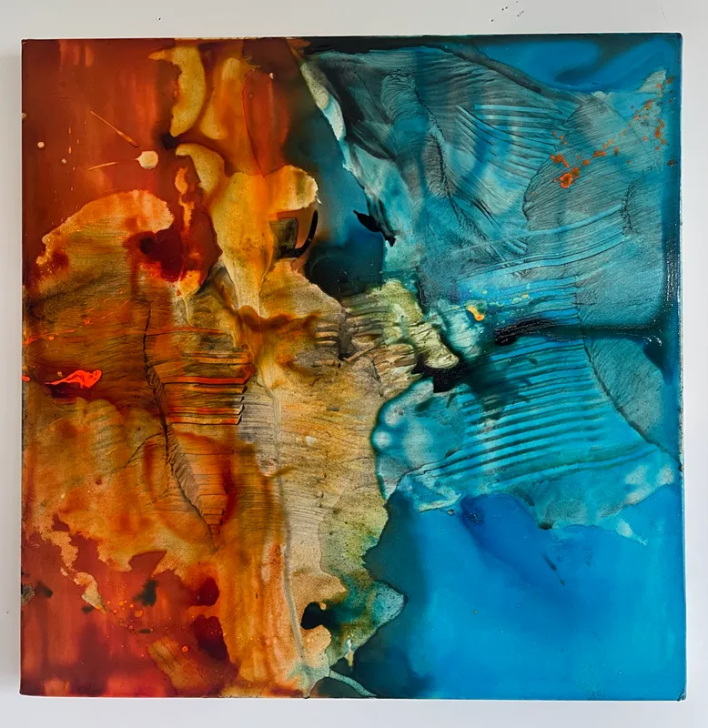 接触するブラウンとターコイズ