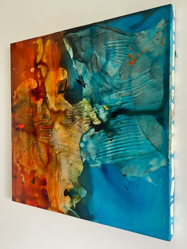 接触するブラウンとターコイズ