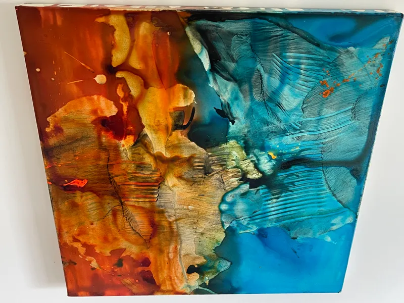 接触するブラウンとターコイズ