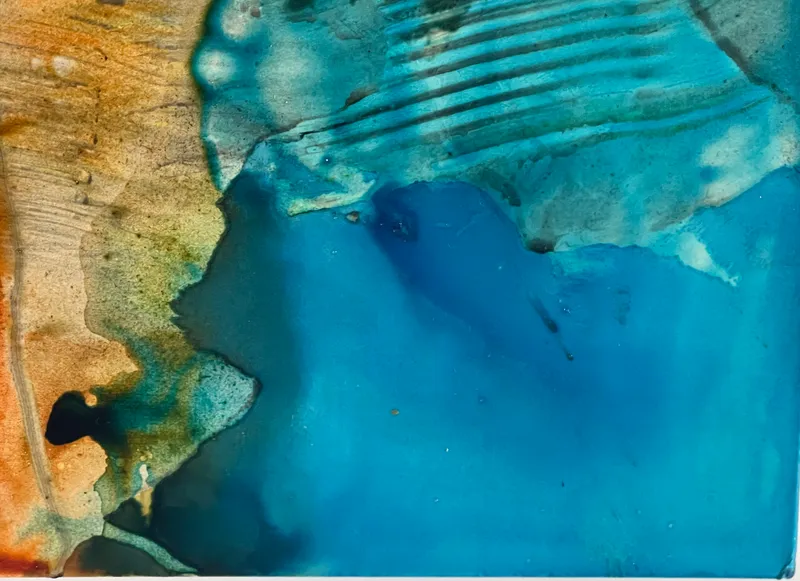 接触するブラウンとターコイズ