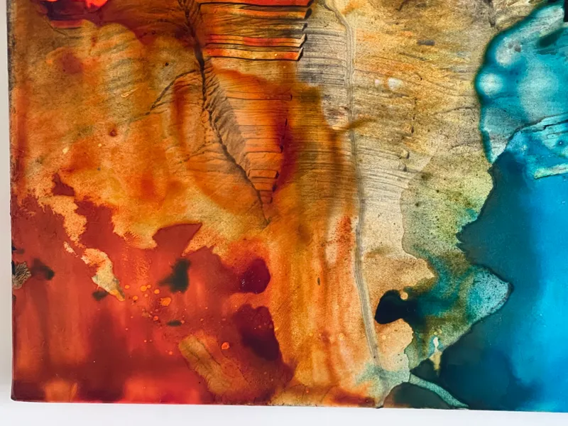 接触するブラウンとターコイズ