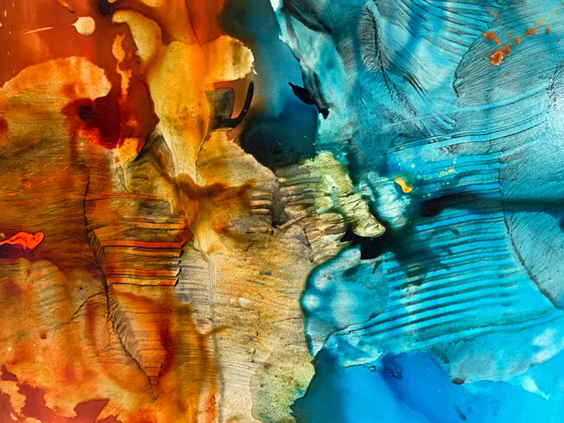 接触するブラウンとターコイズ